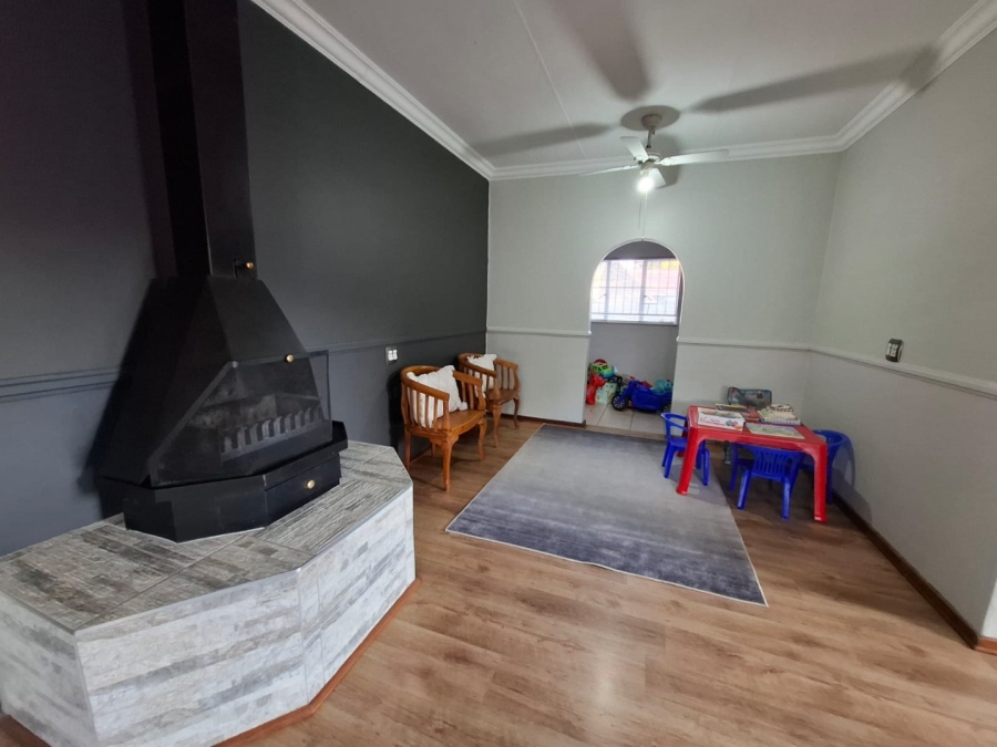 5 Bedroom Property for Sale in Langenhovenpark Free State